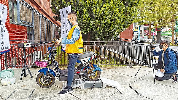 微型電動二輪車掛牌上路,依規定今年11月29日前比照汽機車領牌,駕駛者須年滿14歲,並投保強制險才能上路。圖/新北市政府提供