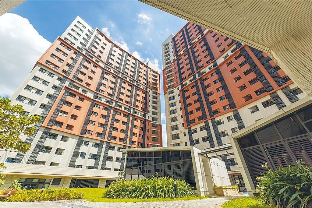 內政部提出新版「社宅租金分級收費草案」,擬採「身分別」引發爭議,隨後又拋出「雙軌制」,疑慮不減反增。圖為新北市社宅。圖/新北市城鄉局提供