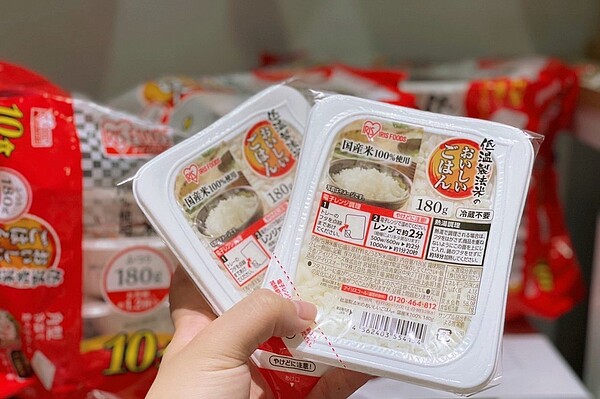 日本米快速微波即食飯,網推居家快速料理、防災包必備。(圖/翻攝自「momo網購好物交流」FB社團)