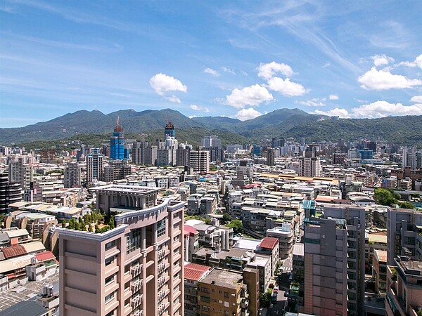 2024年房價續漲 最新數據揭露:成交量卻少了! 永慶房產集團比較台北市12行政區2、3房老屋和新屋的單價差距,其中士林區差距高達43.8%,是12行政區之最。房市示意圖/永慶房產集團提供