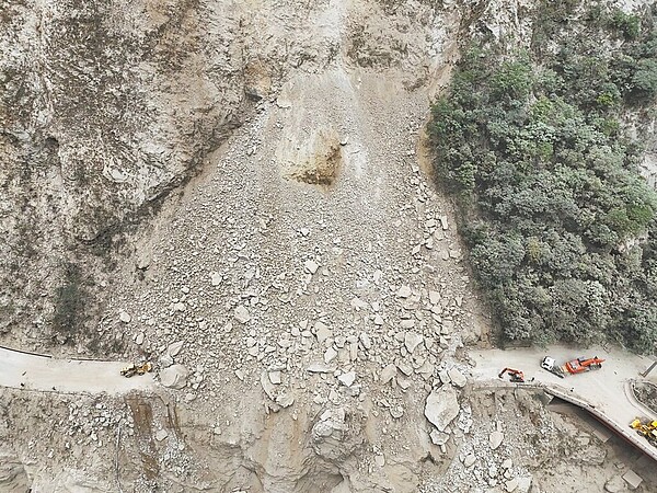 台8線中橫公路174.1K流芳橋路段邊坡，21日發生大規模崩塌，坍方土石量高達8000立方公尺且有不少巨石。圖／公路局提供