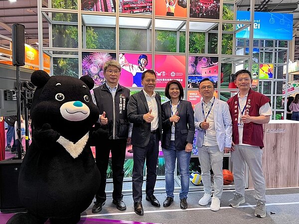 臺北市觀傳局長王秋冬(右四)主持旅展臺北館開幕。