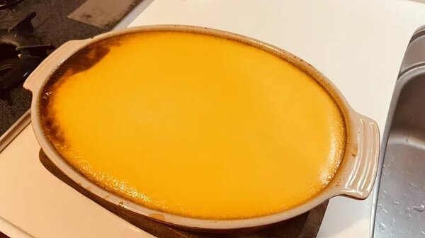 一位日本網友替母親慶生,製作了重達3公斤的布丁。 圖/擷自X