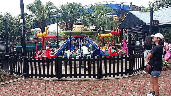 龍潭區小人國主題樂園突然停電,園區遊客震驚,園區即刻啟動備用電力接上,園區遊樂設施正常運作。圖/小人國主題樂園提供