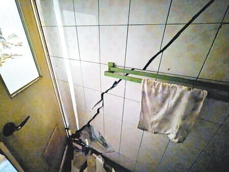 基隆市東和大樓因地基下陷造成梁柱傾斜、鋼筋外露,花蓮大地震後房屋破損情況變得更嚴重。(張志康攝)