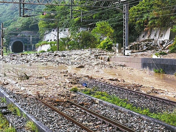 22日台鐵花蓮和仁站至崇德站間土石崩落，雙線中斷，北迴線一度無法通行。圖／民眾提供