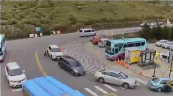 合歡山莊停車場出入口採左進右出,遭遊客質疑動線不良,導致車輛逆向停等入場,影響雙向車流。圖/讀者提供