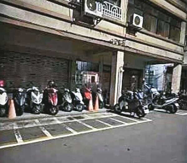 文山區里長陳千惠質疑,景行里機車格全收費,導致騎士為規避收費都停到騎樓,造成「機車格停不滿、人行道騎樓停滿車」亂象。圖/里長陳千惠提供