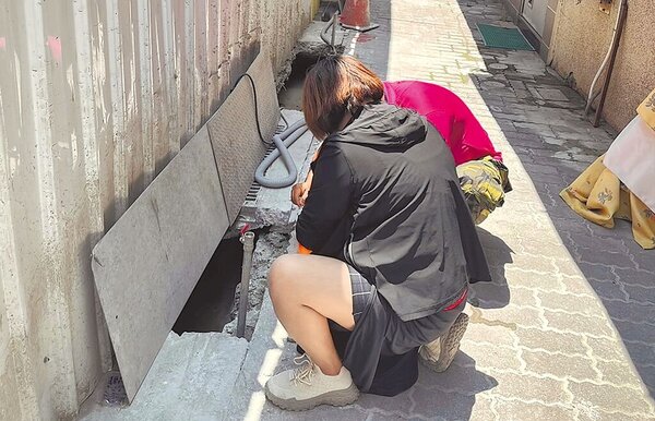 台南市北區北華街房傾案工地水溝內，民眾發現大量孑孓，環保局人員蒐證開單。（讀者提供／程炳璋台南傳真）