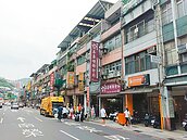 基市河道上舊大樓傾斜　住戶不安心