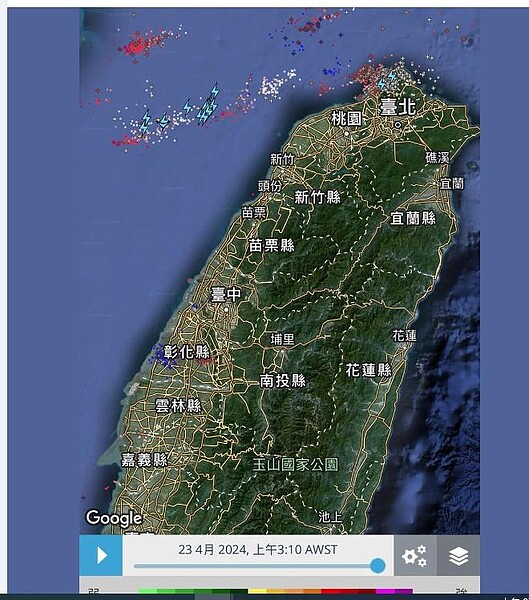 氣象粉專天氣風險說，被震醒之後發現窗外閃個不停，並不是天有異象，而是鋒面帶來的雷雨胞。擷取自氣象粉專天氣風險