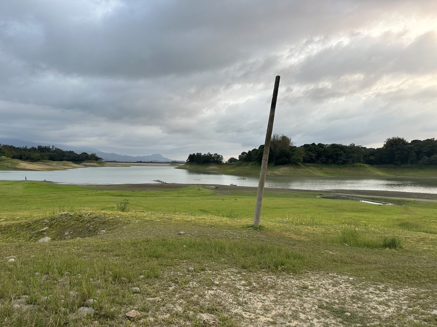 嘉義氣象站說,元月至今4個多月,仁義潭水庫集水區上游阿里山區降雨量累計只有169毫米,與2003至2023年元月至4月同期比較,是降雨量最少的1年,仁義潭蓄水率剩不到2成。 記者魯永明/攝影