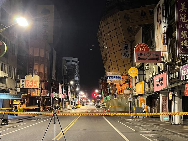 花蓮富凱飯店傾斜預計拆除,中山路與中正路口、中華路口封閉。記者王思慧/攝影