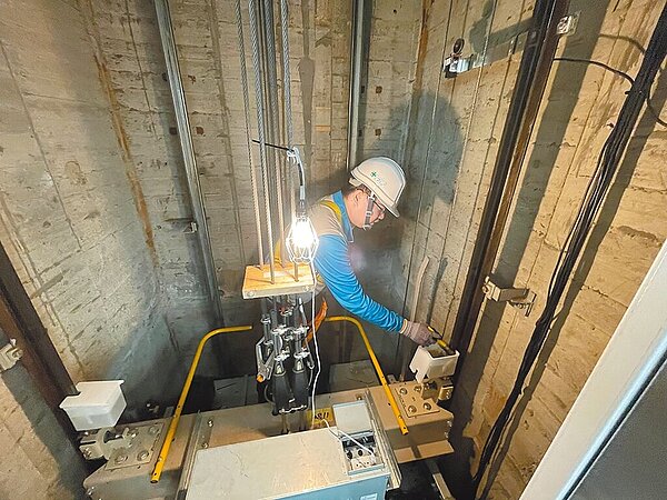 崇友建議,定期安排合格電梯大廠進行電梯維護與安全檢修,以降低大地震可能造成的傷害和損失。圖/崇友提供