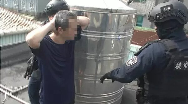 50歲周姓男子擁槍自重,見警上門逃到頂樓水塔躲藏,仍被警方發現全案依法送辦。圖/記者周嘉茹翻攝