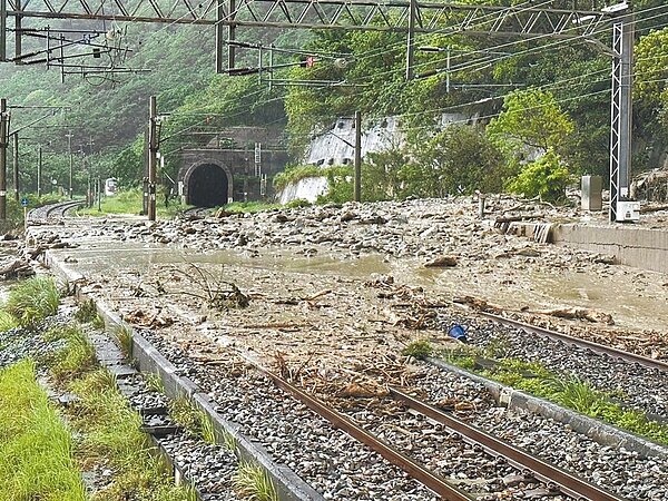 台9線蘇花公路和仁段65.6K上邊坡在地震後鬆動，22日因強降雨發生崩塌，大量土石沖進台鐵軌道，造成和仁站至崇德站雙線中斷。（民眾提供／羅亦晽花蓮傳真）