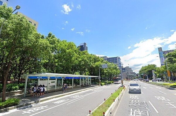 板橋萬坪公園候車亭。圖/Google Map