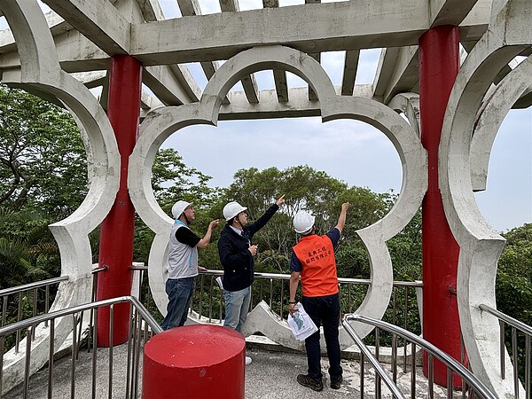 403地震後十八尖山梅花亭出現裂痕,對此,新竹市副市長邱臣遠22日前往該處視察。圖/新竹市政府提供