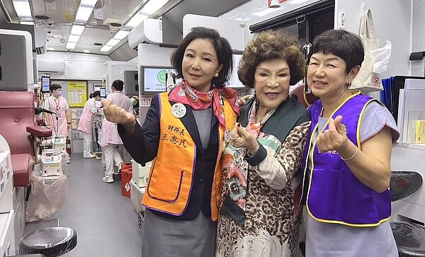 鳳綦桂華會長(右起)、周遊阿姑、王惠民財務長介紹捐血車上設備。圖/李朝永提供