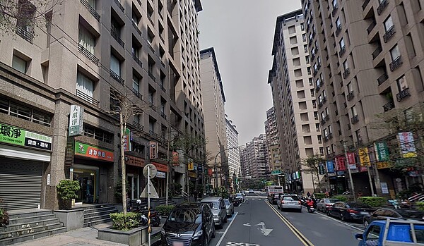5年前3字頭「嫌貴不買」 汐止「這產品」單價破紀錄! 汐止知名社區今年3月份出現成交單價7字頭驚人價碼,創下社區最高價。陳炳辰分析,汐止鄰近東湖,有著與台北市地緣性的房市效益,具備生活便利性,房價發展具備潛力。圖/google map