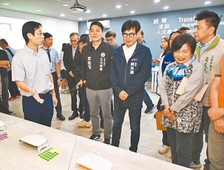 高雄市長陳其邁(前左三)23日到左營高中視察半導體課程,高雄大學物理系教授余進忠(左)為他介紹基礎理論課程內容。(林瑞益攝)