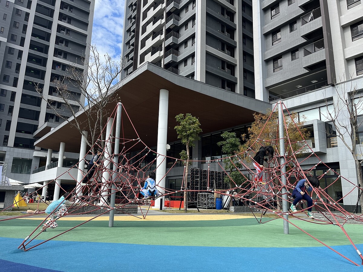 內政部日前提出新版社會住宅租金分級收費草案,收費原則擬採「身分別」,並開放現採「所得別」的雙北、桃園「雙軌並行」。圖為桃園市八德三號社宅。 聯合報資料照片/記者陳俊智攝影 ,