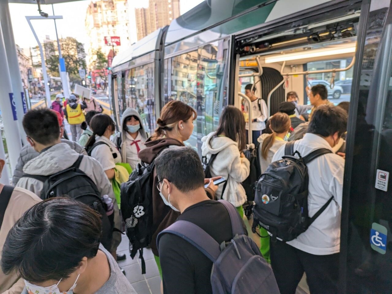 高雄輕軌人潮。圖／聯合報系資料照 
