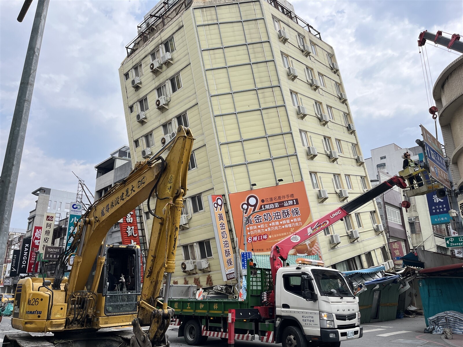 花蓮旅館商業同業公會理事長張琄菡23日表示，目前花蓮縣飯店旅館的平均住房率，不論平假日皆不到5%，幾乎等於沒有遊客，不少飯店形同空城。圖為花蓮富凱大飯店拆除作業。記者王思慧／攝影 