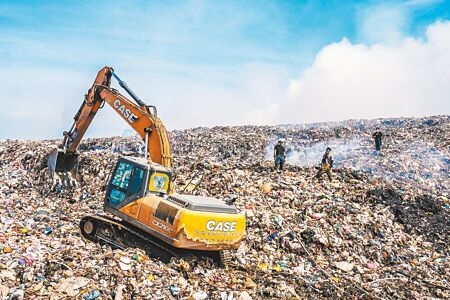 
台灣長年推動垃圾減量政策，但垃圾量卻不減反增，各縣市暫置場已堆積如山，圖為新豐掩埋場。（羅浚濱攝）
