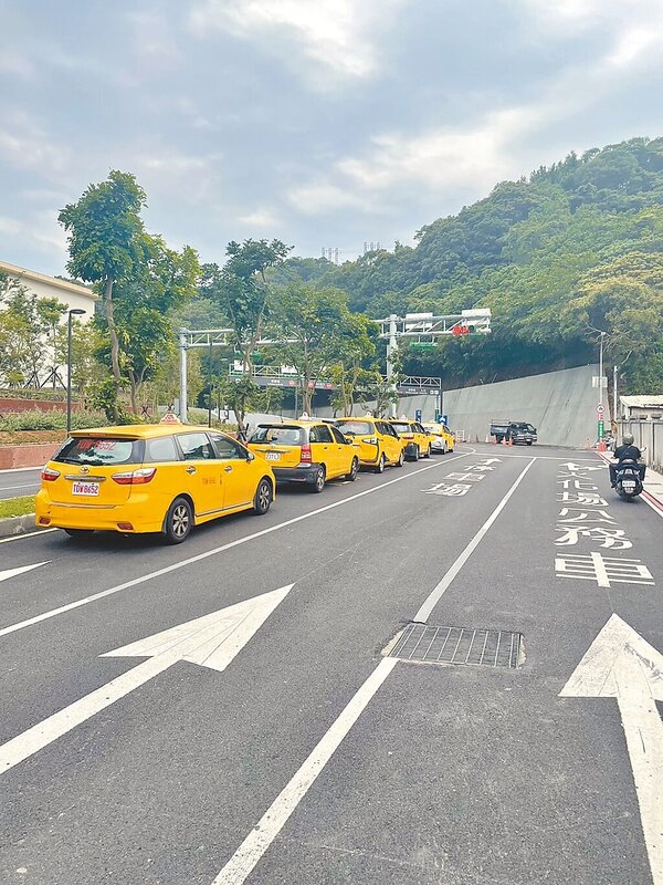 車輛進入台北市立第二殯儀館前，在辛亥路要先通過2個紅綠燈，進館前要先等待行人過馬路，因此常造成車流堵塞。圖／台北市殯葬處提供