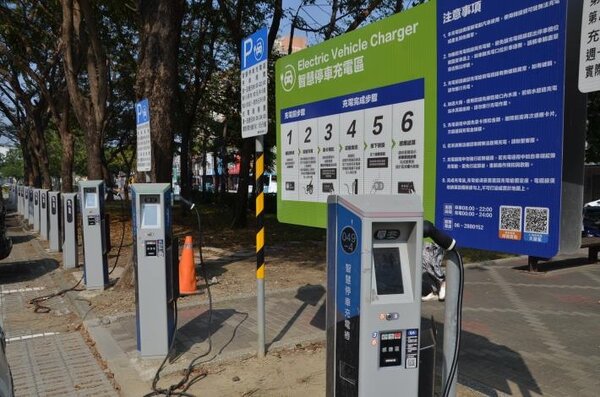 台南市建置全台首創「智慧路邊停車計費系統」。圖／台南交通局提供