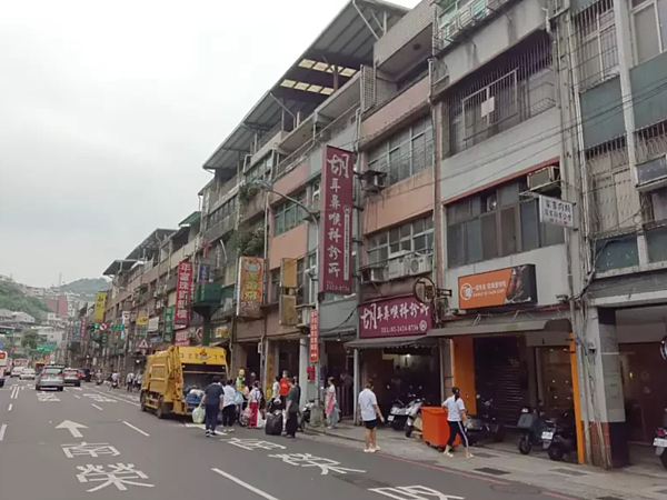 基隆市長謝國樑表示,處理興建在河道上的建物是基隆的百年大計;圖為蓋在南榮河上的東和大樓。聯合報資料照