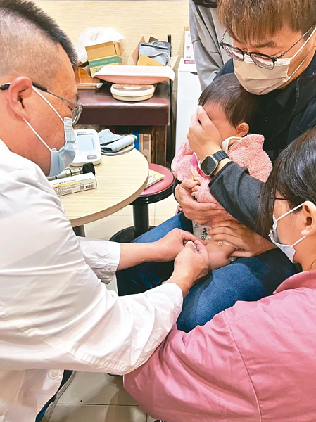 近期兒童腸病毒病例增加,已有不少家長因擔心幼兒罹重症,到診所打疫苗預防。圖/施勝桓提供