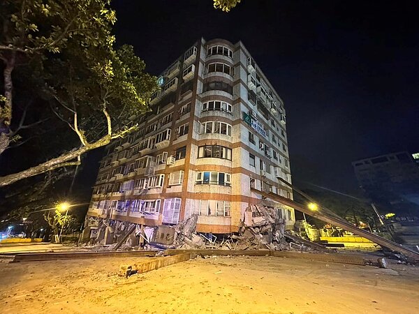 統帥大樓被震垮。圖/截自花蓮縣長徐榛蔚臉書粉專