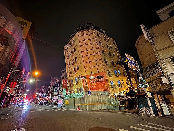 花蓮富凱飯店今天拆除。(圖擷取自花蓮縣長徐榛蔚FB)