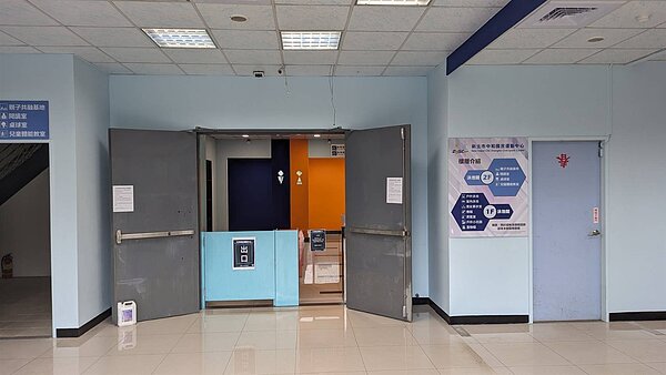 投訴民眾表示,原本設置於游泳館入口的售票及服務中心已撤除,購票需至運動中心大樓。圖/張維倩辦公室提供