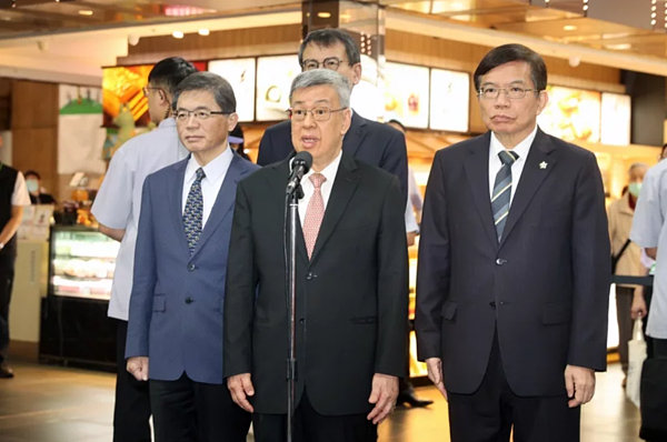 行政院長陳建仁(中)、交通部長王國材(右)、行政院秘書長李孟諺(左)上午一起出席「TPASS慶週年 乘車金大放送」活動記者會,陳建仁會前受訪表示中央與地方會全力輔導花蓮重建與產業振興,行政院會在最短時間提出最好方案。記者蘇健忠/攝影