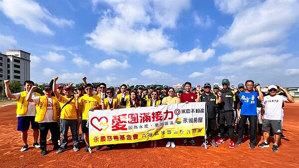 永慶不動產暨永義房屋高雄區經管會連續3年支持高雄橋頭國中棒球隊,贊助各式球衣,為球員打造良好訓練環境。圖/永慶不動產提供