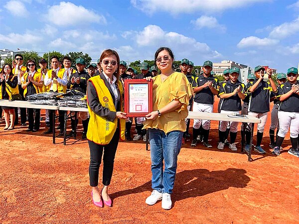 永慶不動產暨永義房屋高雄區經管會長陳秋妮(圖左)代表捐贈10萬元現金,協助橋頭國中棒球隊採購棒球外套,由校長蔡月梅(圖右)頒發感謝狀。圖/永慶不動產提供