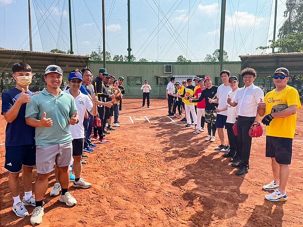 捐贈儀式後,永慶不動產、永義房屋加盟店東長及同仁組成棒球隊,與橋頭國中棒球隊教練、球員、體育老師等進行友誼賽。圖/永慶不動產提供