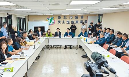 
台北市長蔣萬安24日率市府團隊到議會民進黨團說明重大議法案，指出淨零碳排自治條例送中央核定但認為有部分牴觸法規宣告無效，市府調整後將再送議會審議。（丁上程攝）

