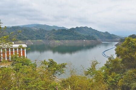 
苗栗縣24日降下大雨，鯉魚潭水庫24日上午蓄水量只剩3成4，不過這波降雨可望帶來可觀蓄水，昨天至少進帳1000萬噸。（謝明俊攝）
