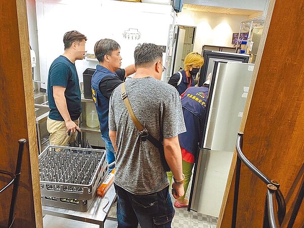 位於勤美商圈的頂級「御帝和牛」燒肉店遭檢舉，檢方24日指揮警調會同台中市衛生局搜索兩店家，並帶回相關人士偵訊調查，圖為搜索照片。圖／民眾提供