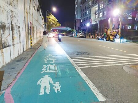 高雄市設有92處標線型人行道,部分因未與車道區隔遭反映有危險,民代與路權團體建議增設交通桿改善。(任義宇攝)