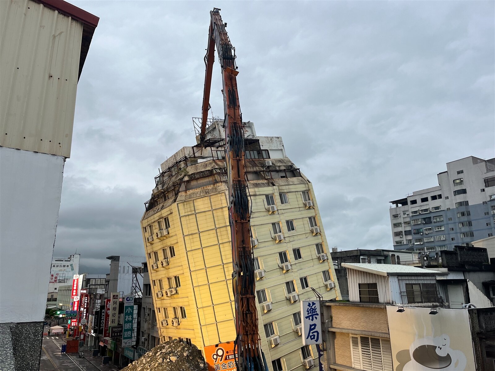花蓮富凱大飯店因地震傾斜,大型機具已接近建物,縣府表示有聯繫上屋主,等他趕回花蓮。記者王思慧/攝影