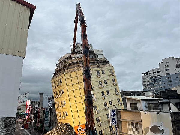 花蓮富凱大飯店因地震傾斜,大型機具已接近建物,縣府表示有聯繫上屋主,等他趕回花蓮。記者王思慧/攝影