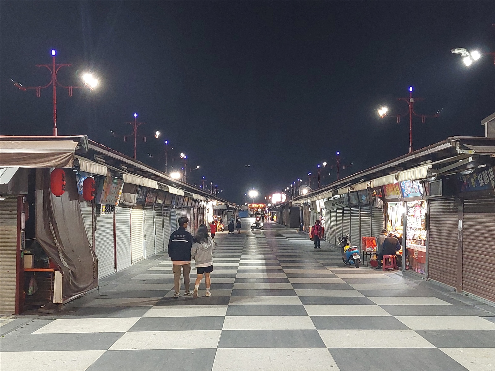 花蓮市最著名的東大門夜市，晚上幾乎沒有遊客，開業的攤商屈指可數。記者陳敬丰／攝影 
