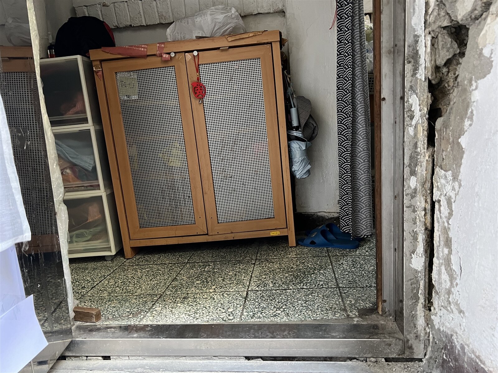 南機場公寓中華路二段307巷10號整棟房屋明顯傾斜，連站在屋內都能感受到空間是歪的。記者鍾維軒／攝影 