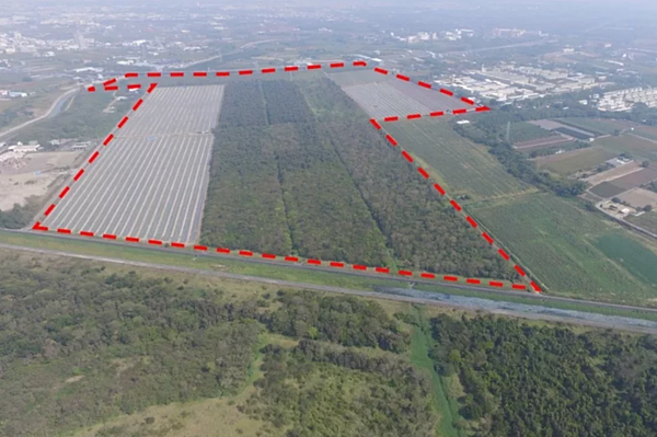 台南市綠能產業園區（紅線框的範圍）昨召開環評大會，環委認為本案仍有破壞保育類與珍稀動物棲地、加劇鄰近區域淹水等問題，認定本案不應開發。圖／台南市經發局提供