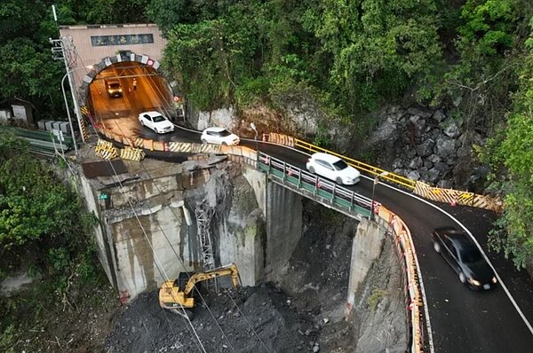 蘇花公路大清水隧道北口鋼便橋在地震後通車,但禁行大車,蔬果冷藏車過不了。記者黃義書/攝影